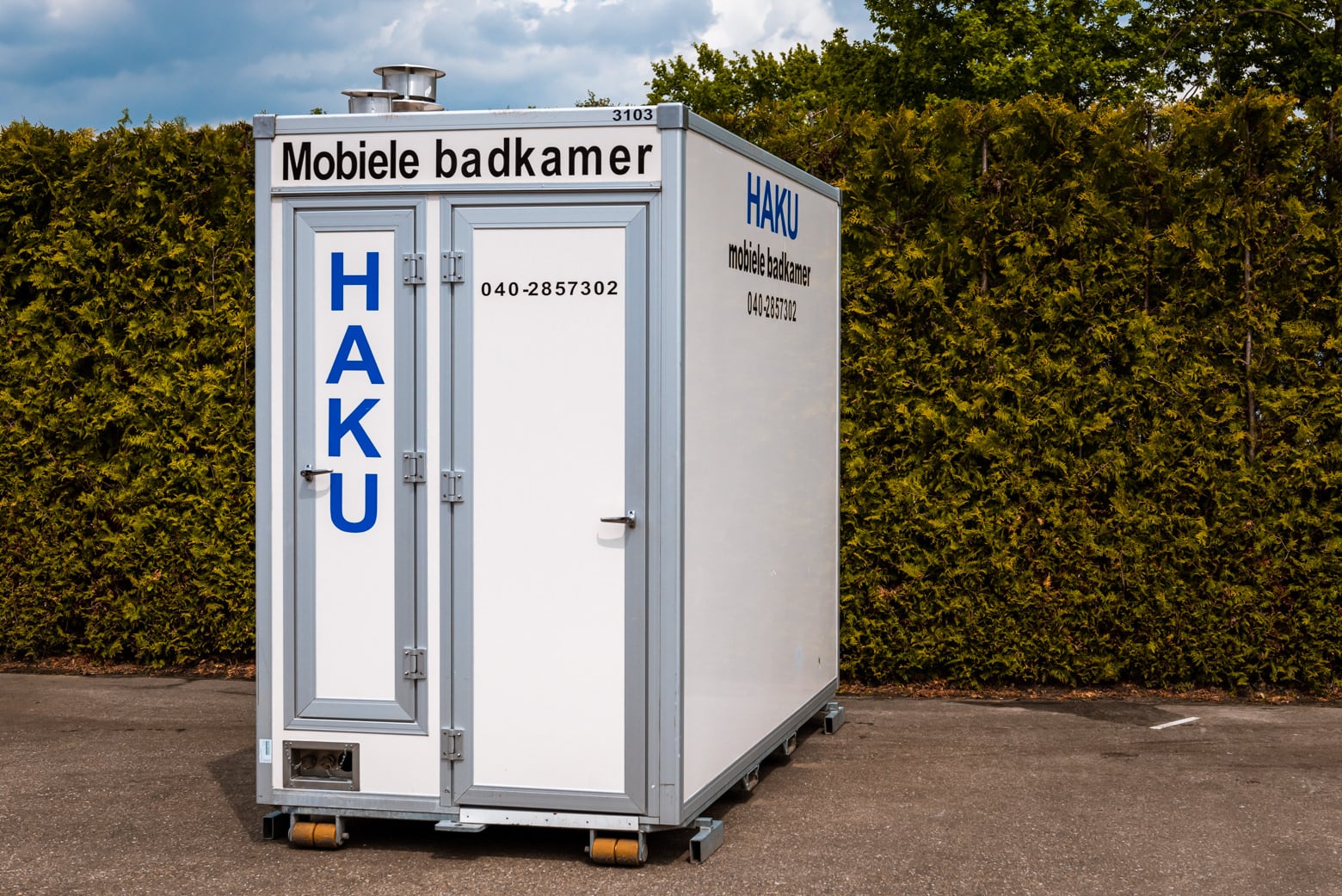Briljant Overvloedig onderpand Mobiele Badkamer - 3100 - Haku Toilet & Douche verhuur